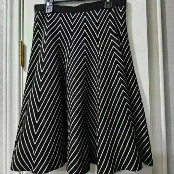 Carmen Marc Valvo Chevron Black & White A Line Swing Flare Skirt. - Picture 1 of 2